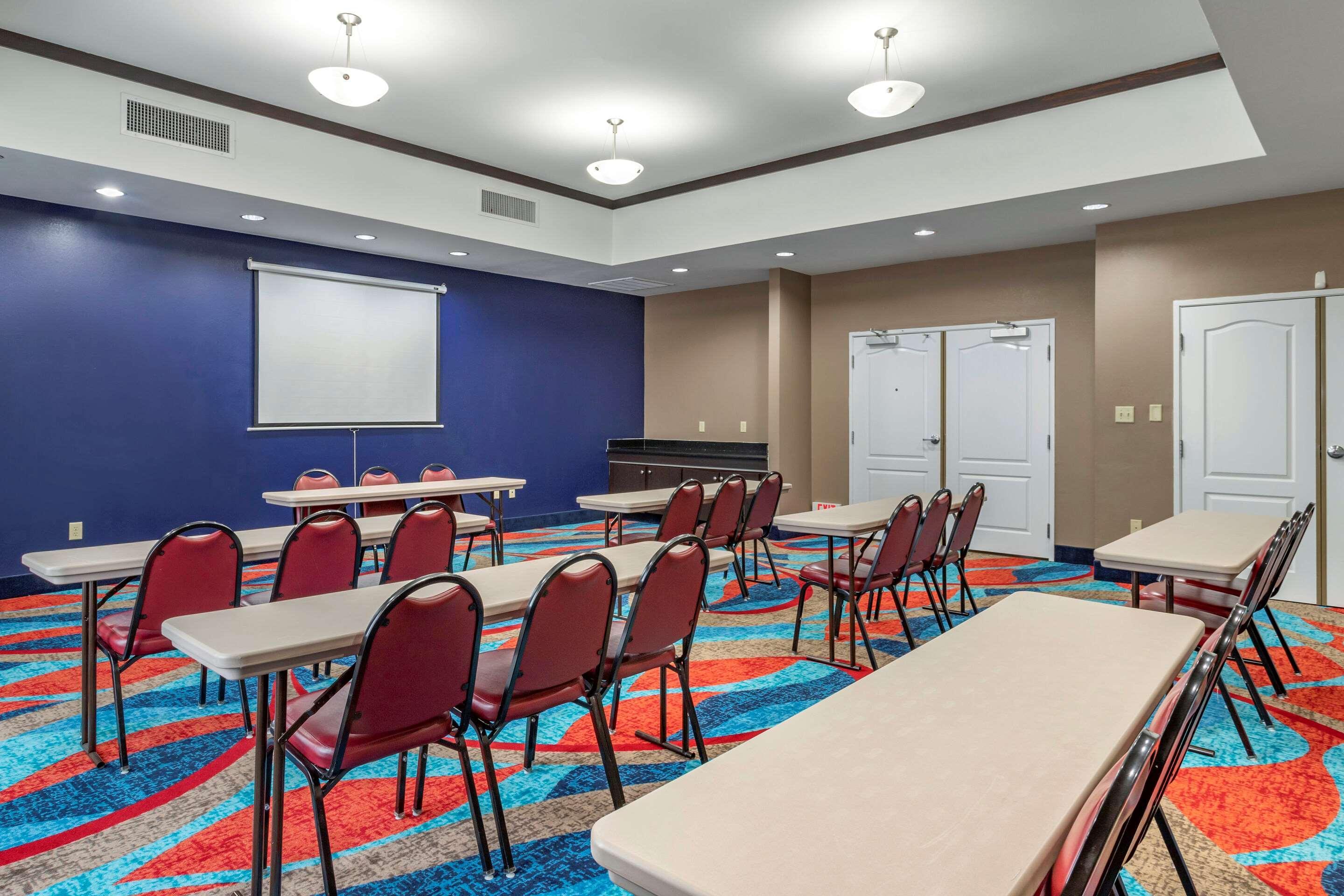 Comfort Inn & Suites Cleveland Buitenkant foto