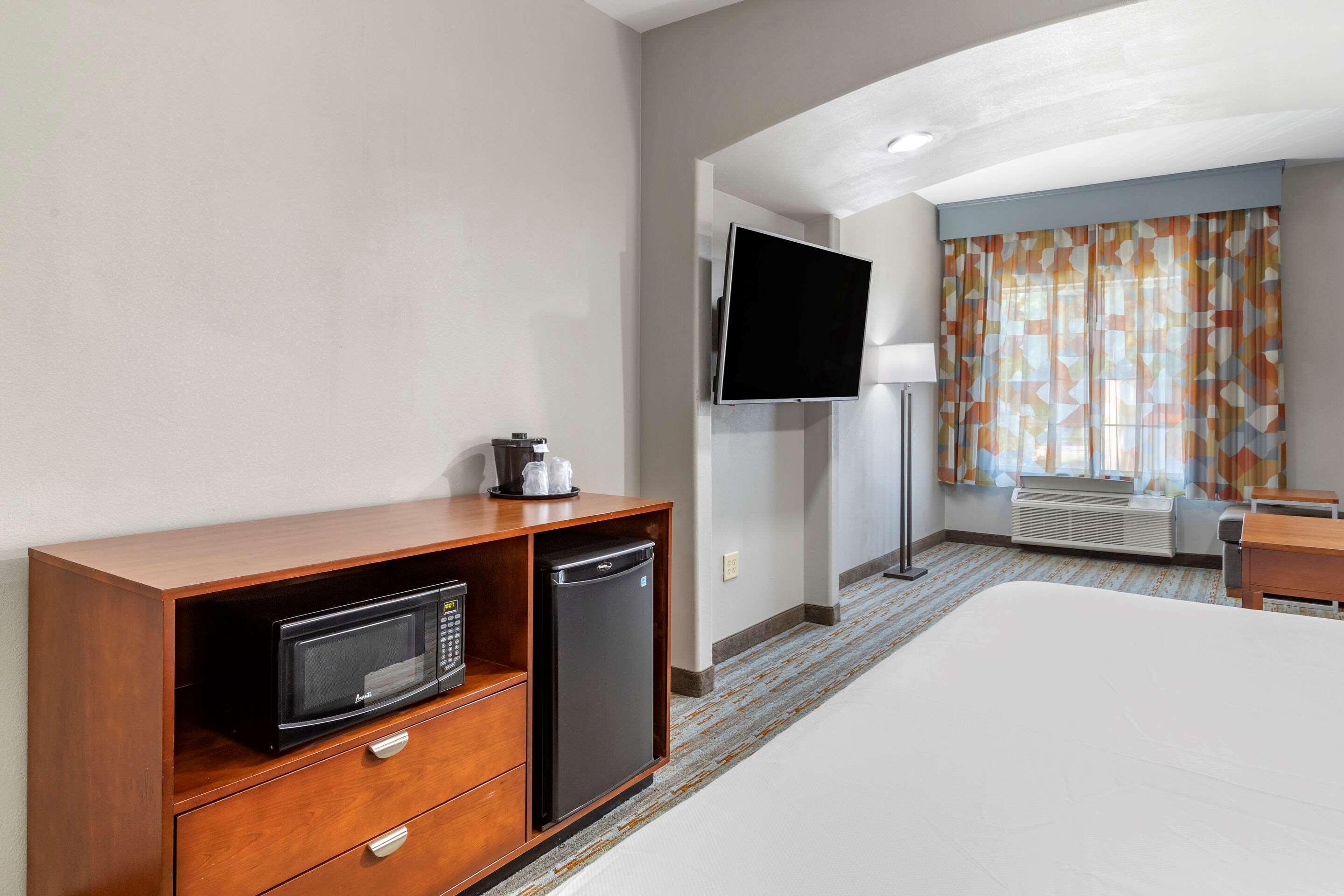 Comfort Inn & Suites Cleveland Buitenkant foto