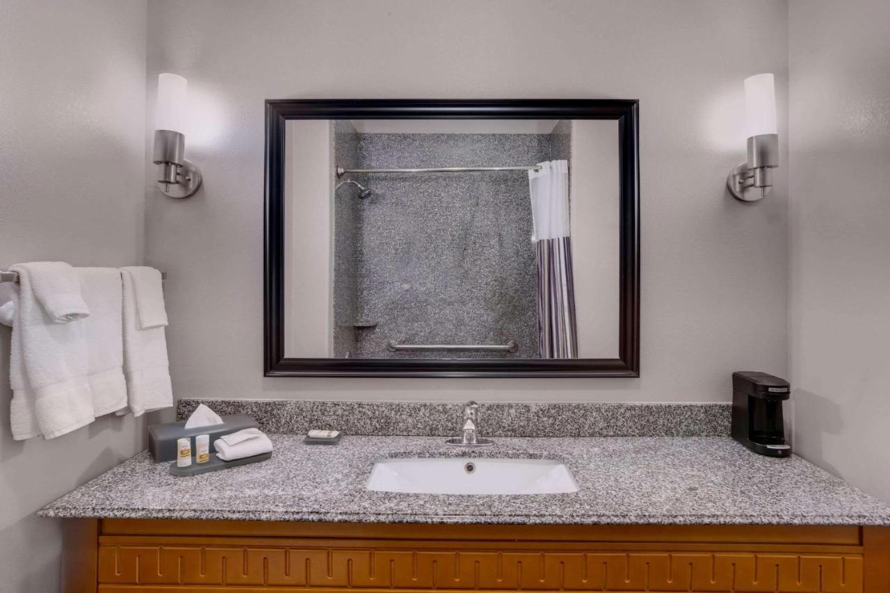 Comfort Inn & Suites Cleveland Buitenkant foto
